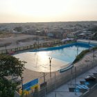 La piscina con olas se encuentra en el Batallón del Suburbio.