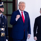 Donald Trump, presidente de Estados Unidos, posa con Volodymyr Zelensky, presidente de Ucrania, en la Casa Blanca.