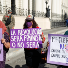 Manifestantes portan pancartas en San Salvador durante la jornada del Día Internacional para Erradicar la Violencia contra la Mujer.