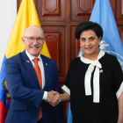 El delegado nuclear Robert Floyd y la canciller Gabriela Sommerfeld revisan el aporte de Ecuador a la vigilancia internacional