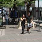 La concurrencia de visitantes es baja entre semana en los locales de la calle Panamá, en el centro de Guayaquil.