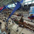 Personas esperan en el aeropuerto Simón Bolívar de Caracas.