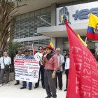 Un grupo de jubilados hacen un plantón al pie del IESS, en Guayaquil.