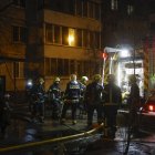 Rescatistas ucranianos trabajan en el lugar de un ataque ruso a un edificio residencial de nueve pisos en Kiev, Ucrania, el 25 de noviembre de 2025.