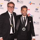El productor estadounidense Ben Odell (izq.) y el actor mexicano Eugenio Derbez (der.) llegan a la alfombra roja para la 53.ª edición anual de los Premios Emmy Internacionales.
