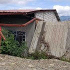 Residentes de El Plateado Bajo sobreviven en infraestructuras destruidas por las filtraciones de agua y el abandono municipal.