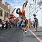 Comparsas y comerciantes de los mercados municipales llenaron de color las calles del Centro Histórico durante el desfile “Los mercados saludan a Quito”.