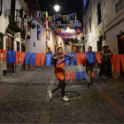 Daniel Suscal, del restaurante Añoranza en La Ronda, Centro de Quito, espera que los ciudadanos se animen a festejar en esta calle.