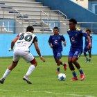 May Laury Quiñónez (d) en el partido ante Juventud Italiana, club que denunció su mala inscripción.