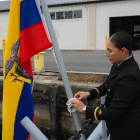 Colocación de la bandera ecuatoriana en la lancha guardacostas Isla Santa Rosa durante la ceremonia de entrega