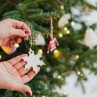 Referencial. Decoración navideña colocada en el árbol para recibir las fiestas de diciembre