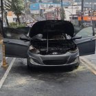 El auto incendiado quedó detenido sobre los carriles centrales de la av. Rodrigo de Chávez, en el sector Villaflora, sur de Quito.
