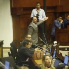 Juan Andrés González, jefe del bloque correísta, mocionó el cambio en el orden del día.