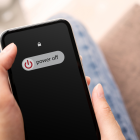 Apagar o reiniciar el celular por unos minutos al día ayuda a interrumpir procesos maliciosos como el spyware y a reducir riesgos de ciberataques, según expertos en ciberseguridad.