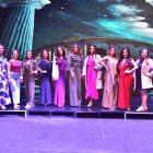 Las diez candidatas ensayan para la gala en el Teatro Bolívar de la capital. La elección será el jueves 27 de noviembre.
