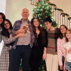 Bruce Willis junto a su familia. Demi Moore y Emma Feming están a su lado. Sus hijas lo acompañan.