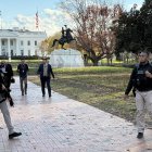 Integrantes del Servicio Secreto de los Estados Unidos custodian la entrada de la Casa Blanca este miércoles, en Washington.