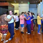Un grupo de adultos mayores en una clase de tango en Guayaquil.