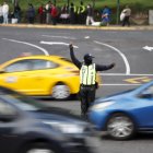 Agentes de la AMT realizan controles preventivos para reducir siniestros en vías rápidas de Quito.