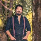 Juan Gómez Canca, conocido artísticamente como El Kanka, es compositor y músico español. Su nuevo tema ya fue lanzado.