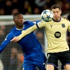 Caicedo asfixió con su marca a Robert Lewandowski, delantero del Barcelona.