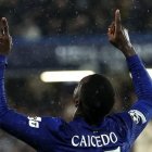 Tras el pitazo final en Stamford Bridge, Moi llevó sus manos al cielo y agradeció a Dios por la victoria.
