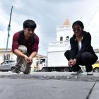 El parque central de Tumbco es el escenario donde se reúnen niños, jóvenes y adultos para jugar a las canicas.