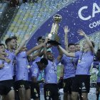 Jugadores de Independiente del Valle celebran su triunfo en la final de la Recopa Sudamericana ante Flamengo en el estadio Maracaná en Río de Janeiro.