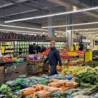 Las personas acuden a supermercados para adquirir los ingredientes para la cena de Acción de Gracias.