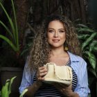 Melissa con una de sus creaciones en cerámica: canasta que recrea el tejido de la paja toquilla.