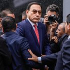 El expresidente de Perú, Martín Vizcarra, reacciona a su llegada a la sala judicial este miércoles 26 de noviembre, en el centro de Lima (Perú).