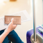 Referencial.Una viajera sostiene su pasaporte junto a su maleta antes de iniciar su vuelo durante la temporada de ofertas.