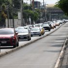 Un tramo de la avenida Carlos Julio Arosemena, en el norte de Guayaquil, colapsó por la afluencia de compradores a un establecimiento comercial.