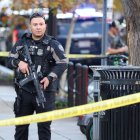 Un agente del Servicio Secreto de los Estados Unidos vigila cerca de la Casa Blanca luego de un tiroteo este miércoles, en Washington.