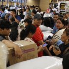 Decenas de compradores forcejearon en filas dobles durante un caótico inicio del Black Friday.