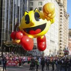 Pac-Man regresó al desfile con un globo gigante y vibrante, celebrando la vigencia del icónico personaje de videojuegos entre generaciones de asistentes.