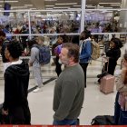 Decenas de viajeros fueron captados este miércoles, 26 de noviembre, al hacer fila para abordar una avión, en la víspera del Día de Acción de Gracias.