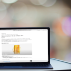 Una computadora portátil muestra en pantalla la nueva función shopping research de ChatGPT, que analiza descuentos en productos de skin care y genera guías de compra personalizadas en tiempo real.