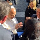 El papa bendijo la estatuilla, en manos del cardenal Luis Cabrera