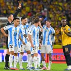 Moisés Caicedo (d) fue expulsado en el partido de La Tri ante Argentina, por eliminatorias
