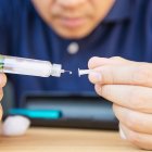 La insulina se usa en personas con diabetes para controlar los niveles de azúcar.