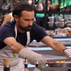 Hugo Quintana durante su preparación en MasterChef Celebrity Ecuador 3.