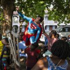 Personaje. Leonardo Muylaert en su visita en Ghana, alegrando a niños.