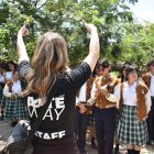 A través de visitas guiadas, diálogos con artistas y estrategias educativas innovadoras, GYEARTE–ARTEWAY impulsa procesos sensibles y académicos en jóvenes de distintos colegios.