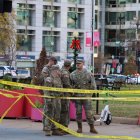 Efectivos de la Guardia Nacional permanecen en vigilancia en una calle cercana a la Casa Blanca tras el tiroteo registrado este miércoles en Washington, EE.UU.