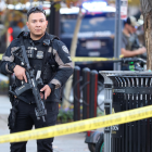 Un agente del Servicio Secreto de los Estados Unidos vigila cerca de la Casa Blanca luego de un tiroteo este miércoles, en Washington (EE.UU.).