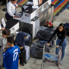 Pasajeros esperan en el aeropuerto internacional Simón Bolívar en Maiquetía, el 27 de noviembre de 2025.