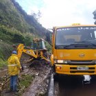 En el sector de Las Orquídeas se originó un deslizamiento de tierra que afectó en la movilidad. Maquinaria realiza trabajos de limpieza.