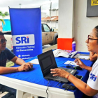 En el parque Simón Bolívar de Vuelta Larga,Esmeraldas, los ciudadanos recibieron apoyo de la BrigadaMóvil para registrar su RUC.