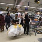 Consumidores madrugaron y aprovecharon descuentos en tiendas físicas y en línea.